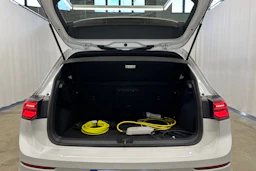 valkoinen Volkswagen Golf 2024 kuva 33.