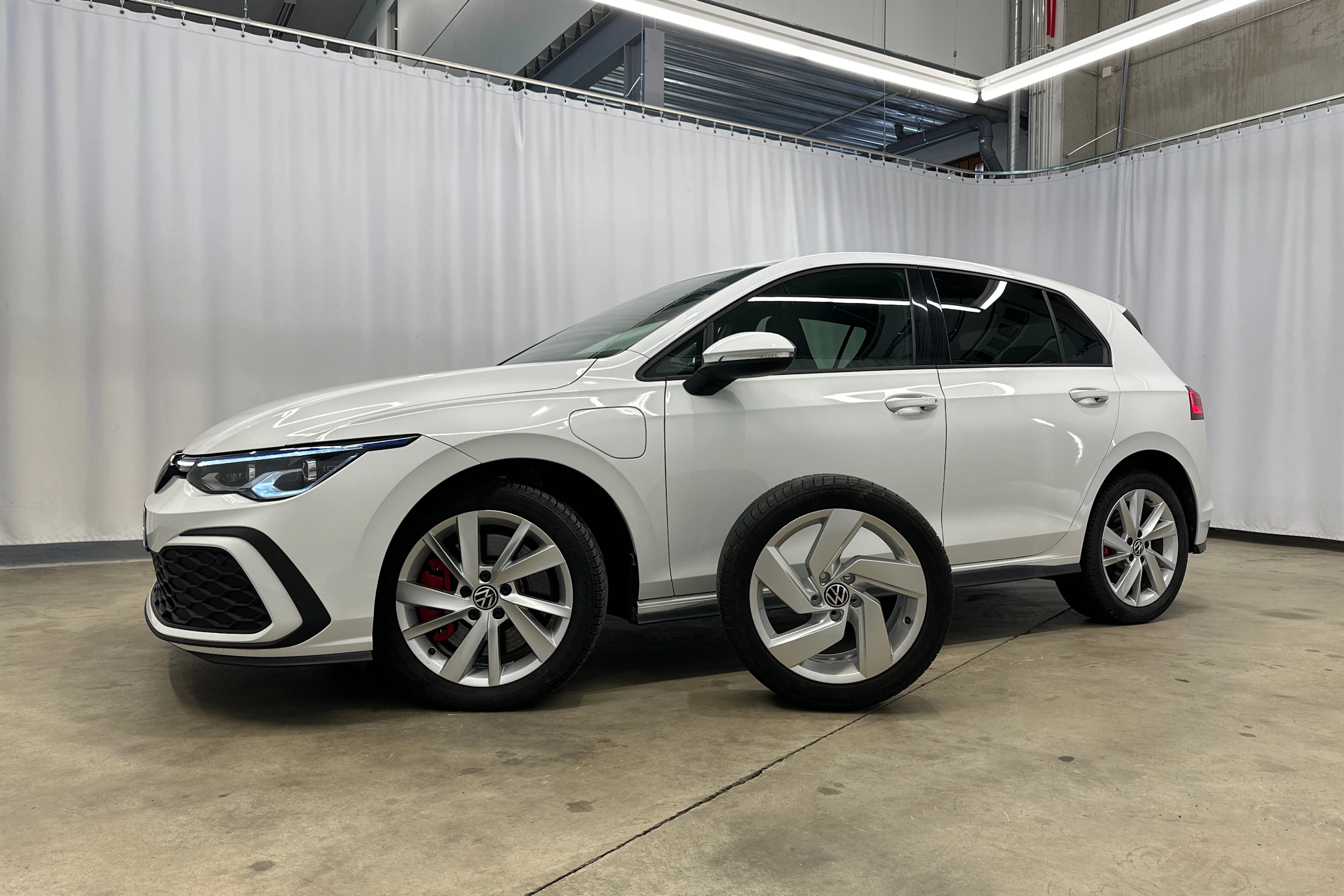 valkoinen Volkswagen Golf 2024 kuva 35.