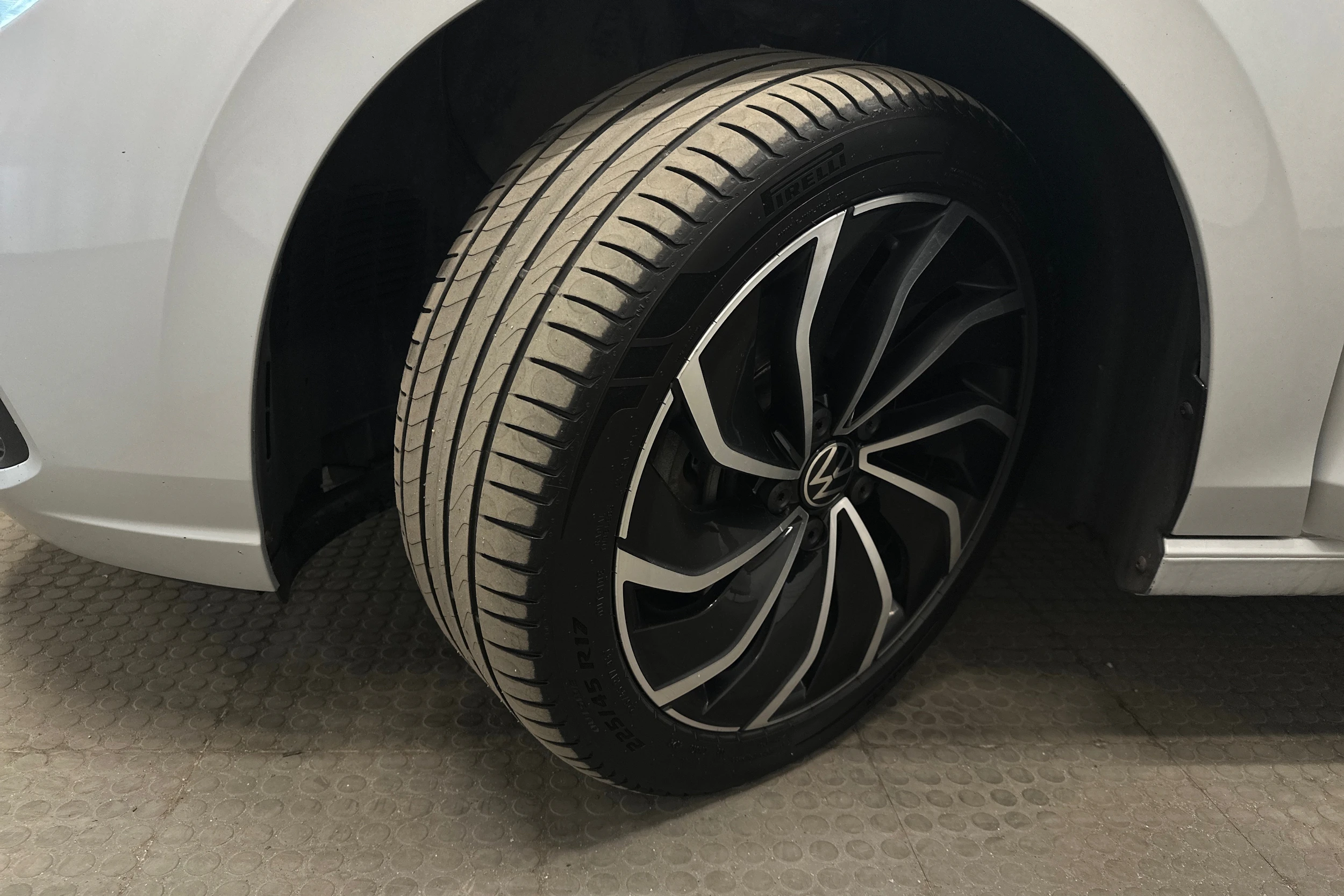 harmaa Volkswagen Golf 2023 kuva 10.