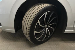 harmaa Volkswagen Golf 2023 kuva 10.