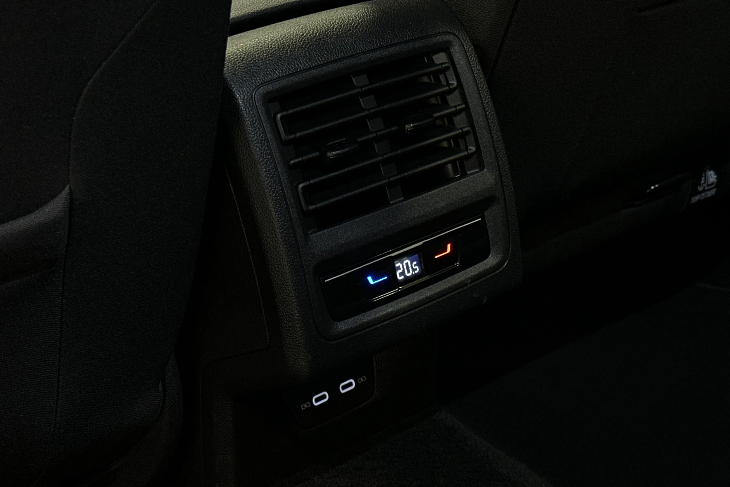 harmaa Volkswagen Golf 2023 kuva 30.