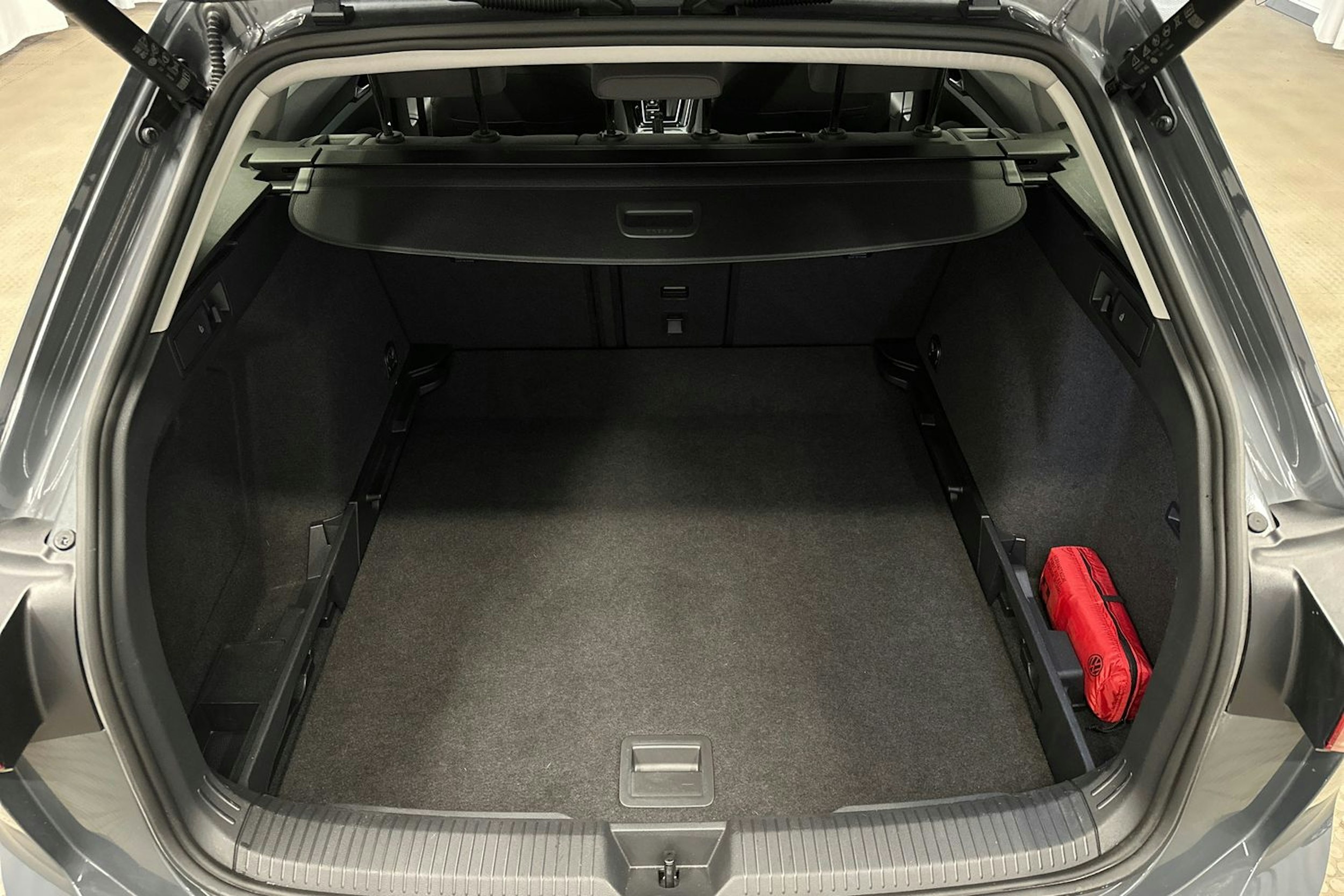 harmaa Volkswagen Golf 2023 kuva 11.