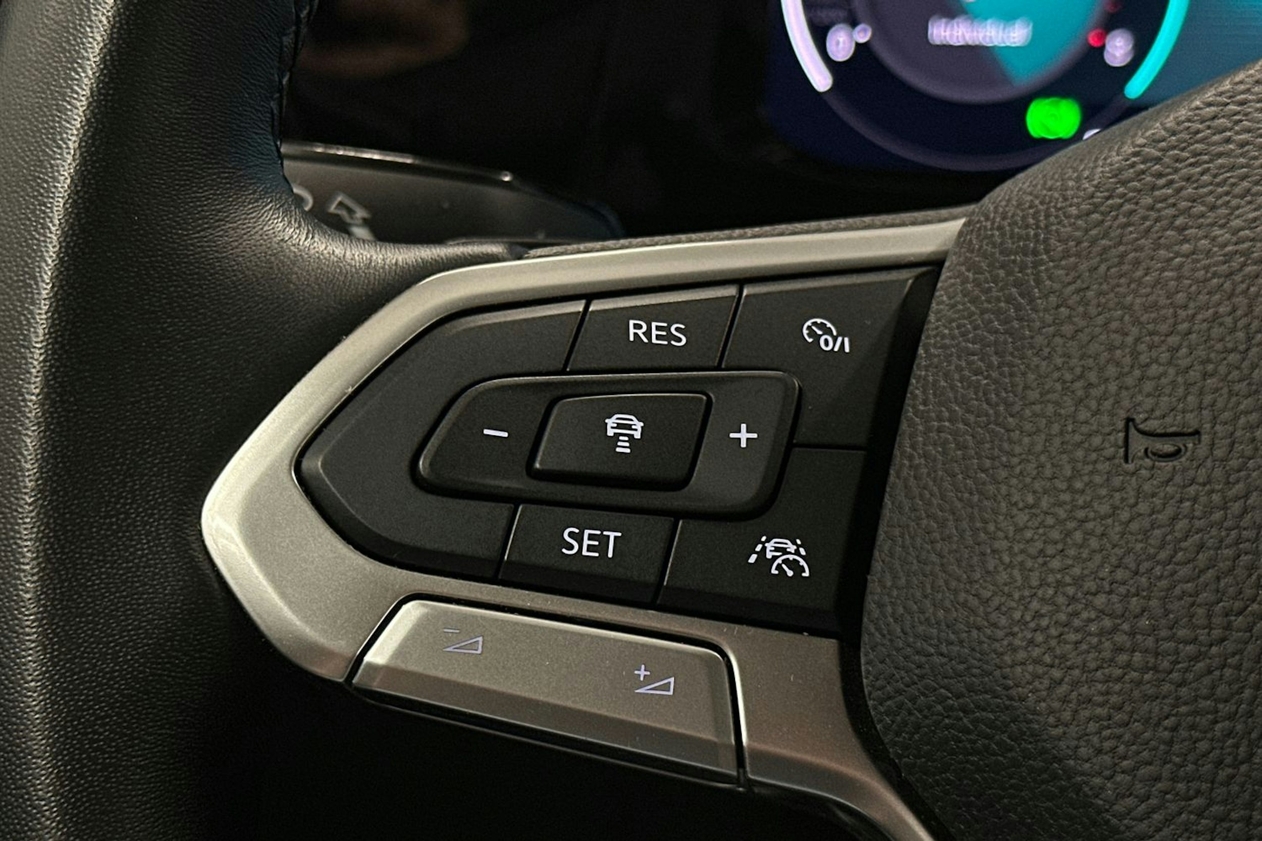 harmaa Volkswagen Golf 2023 kuva 17.