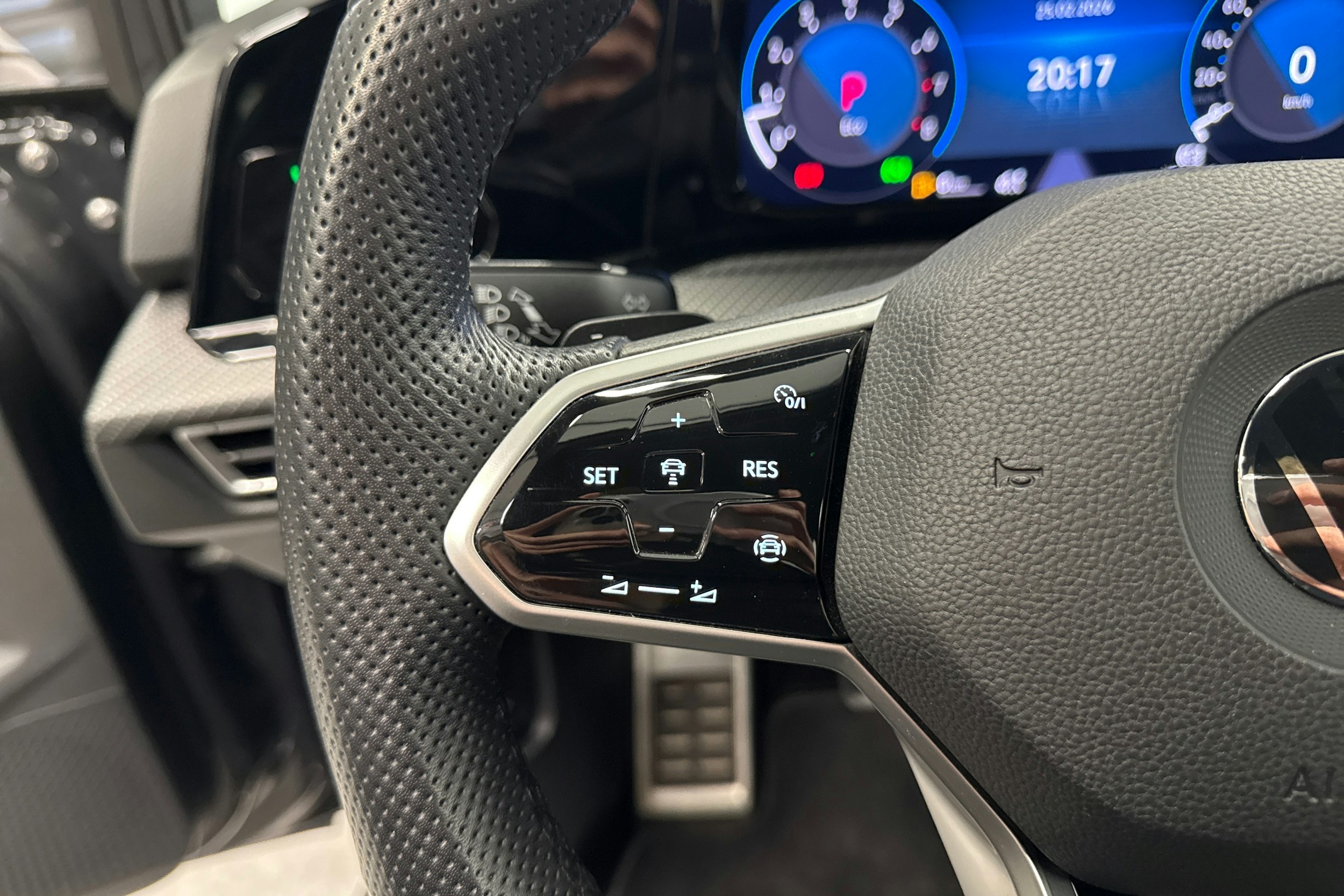 harmaa Volkswagen Golf 2023 kuva 15.