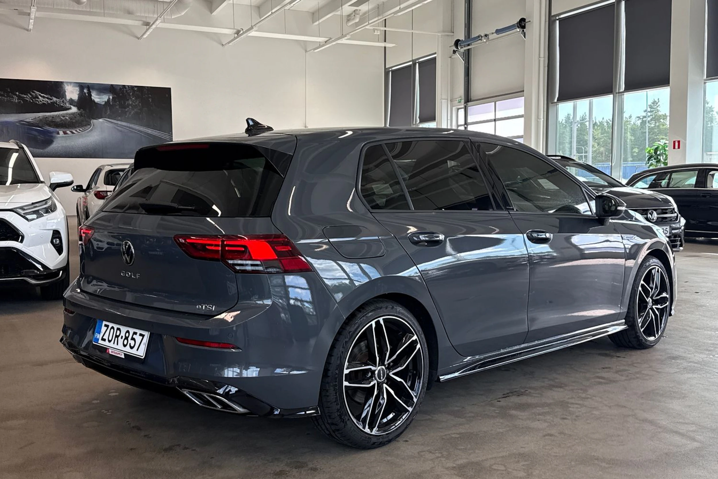 harmaa Volkswagen Golf 2023 kuva 6.