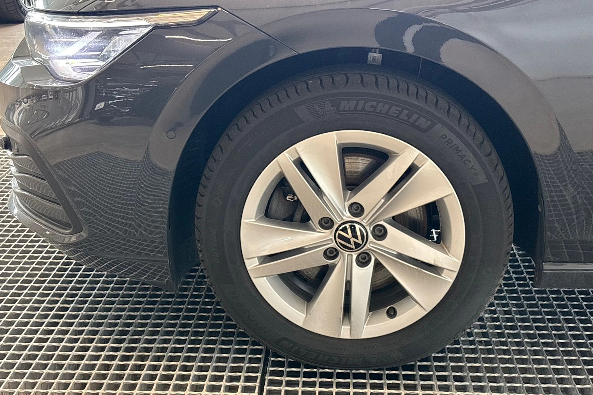harmaa Volkswagen Golf 2023 kuva 4.
