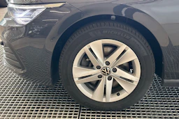 harmaa Volkswagen Golf 2023 kuva 4.