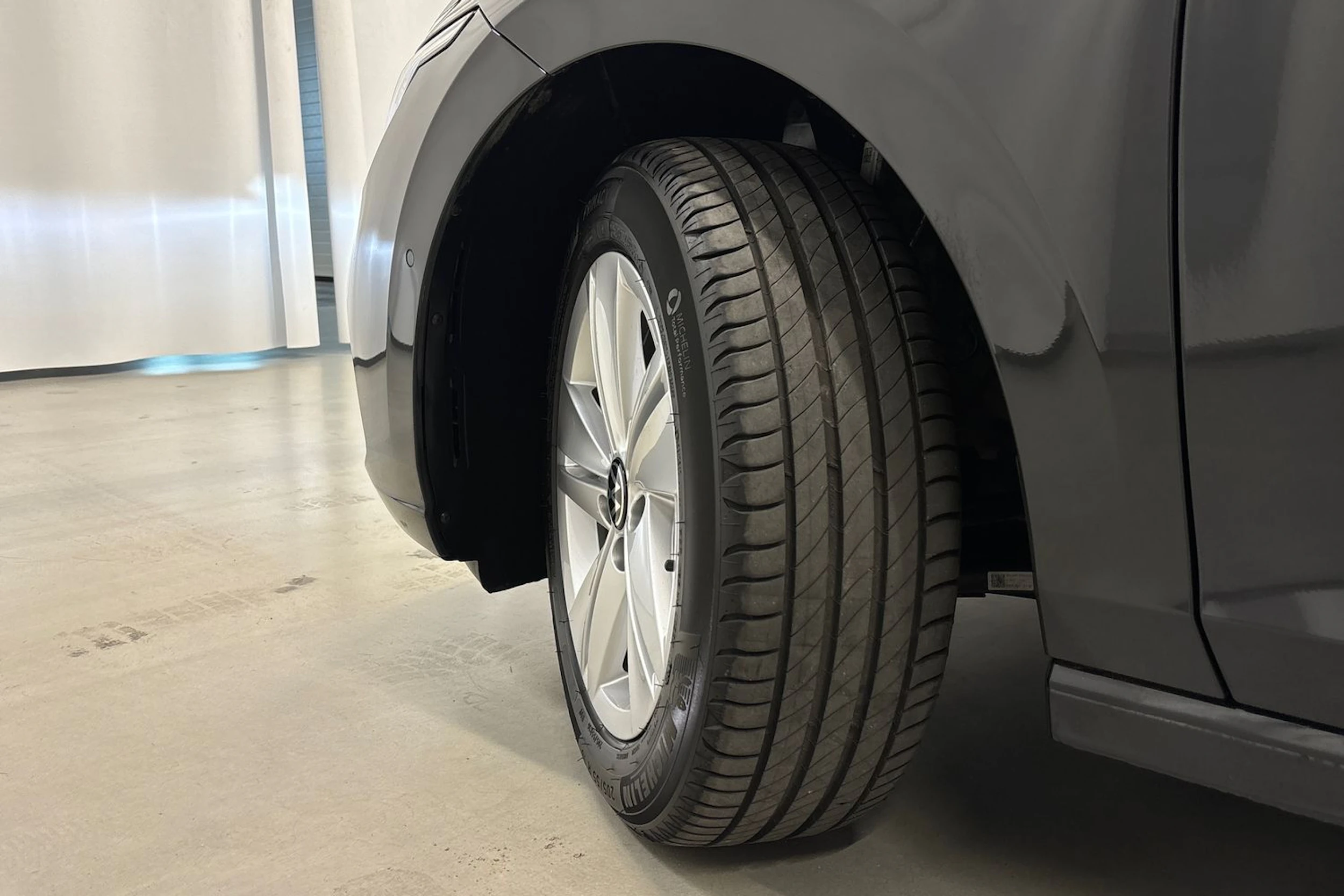 harmaa Volkswagen Golf 2023 kuva 10.