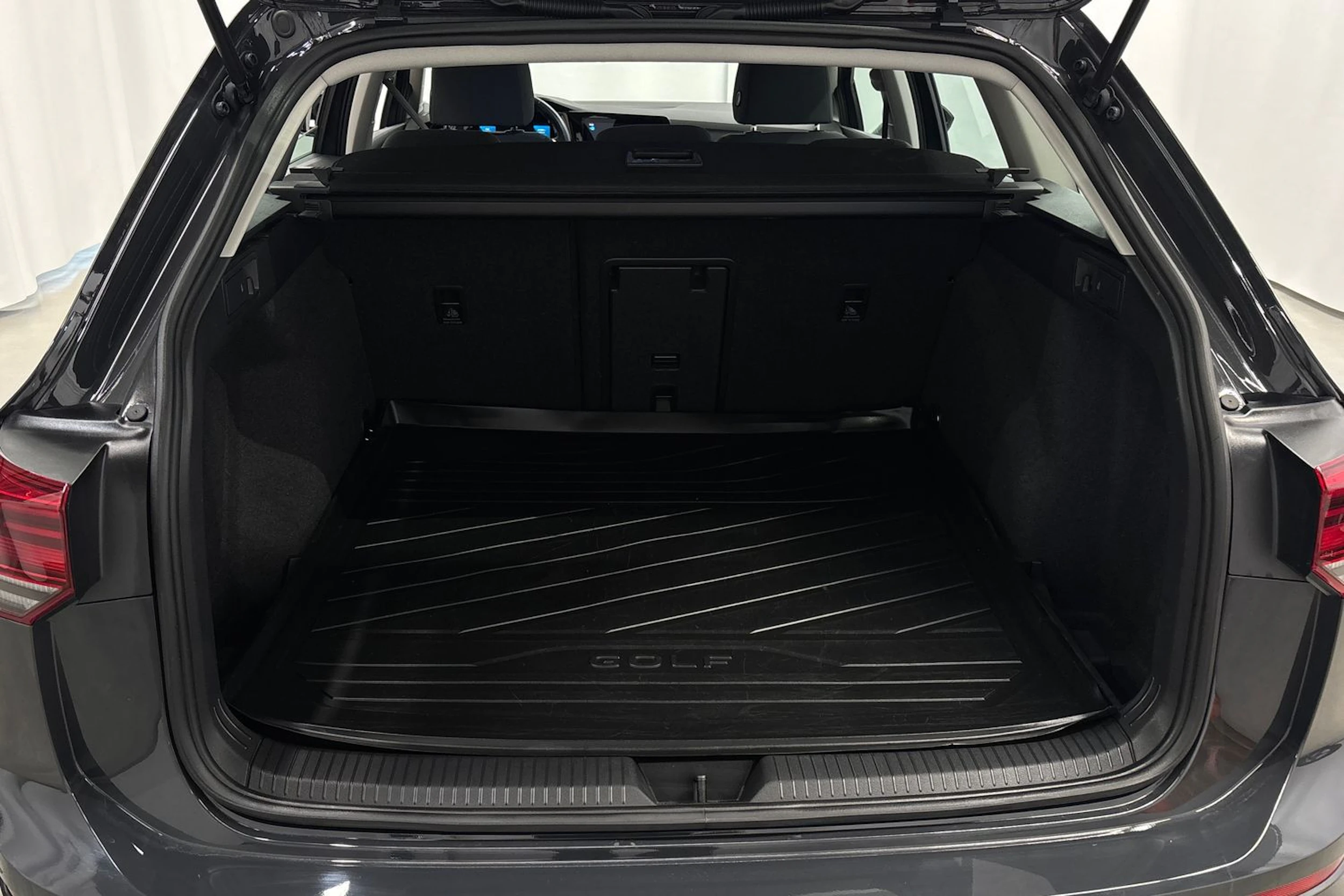 harmaa Volkswagen Golf 2023 kuva 20.