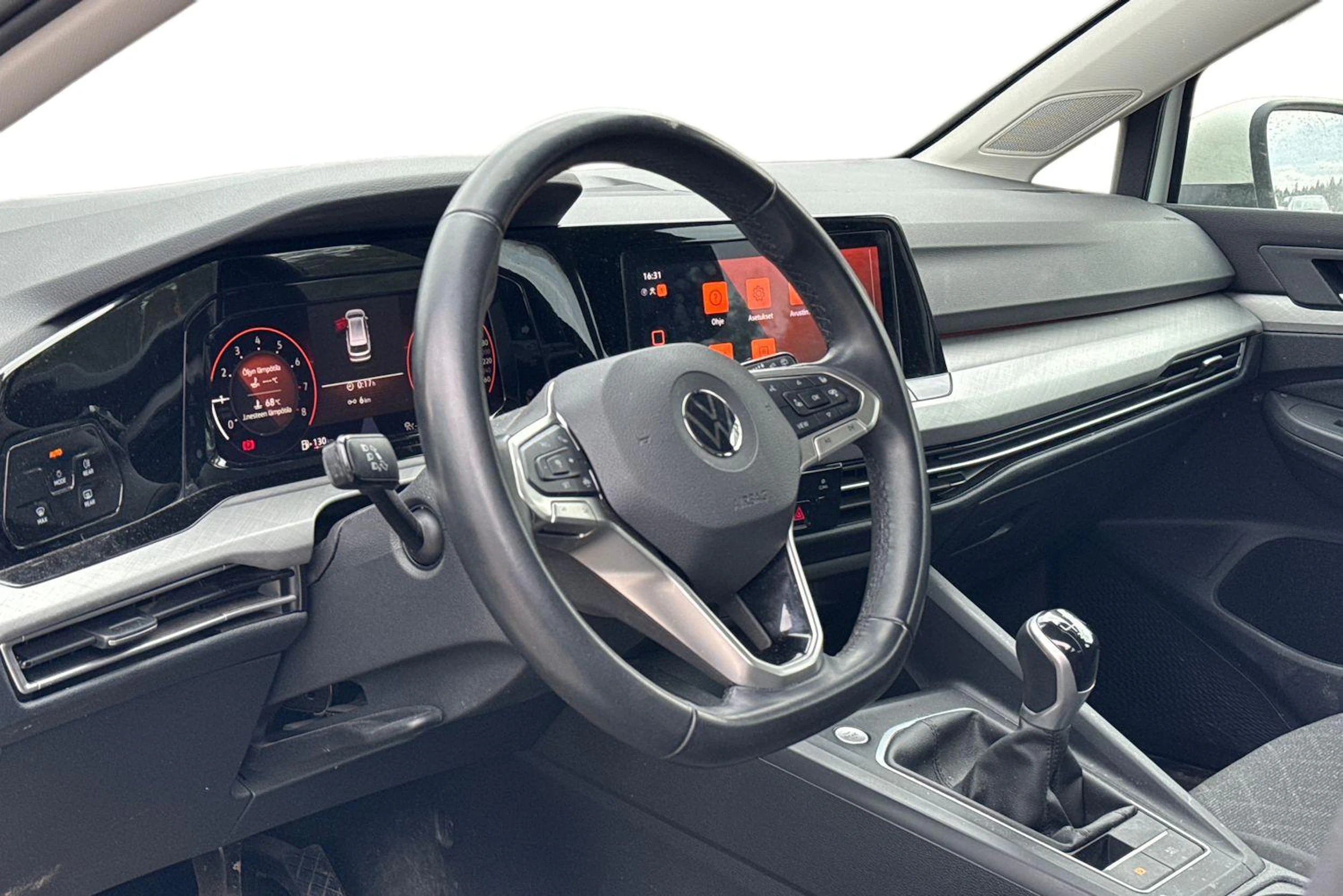 valkoinen Volkswagen Golf 2023 kuva 3.