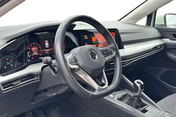 valkoinen Volkswagen Golf 2023 kuva 3.