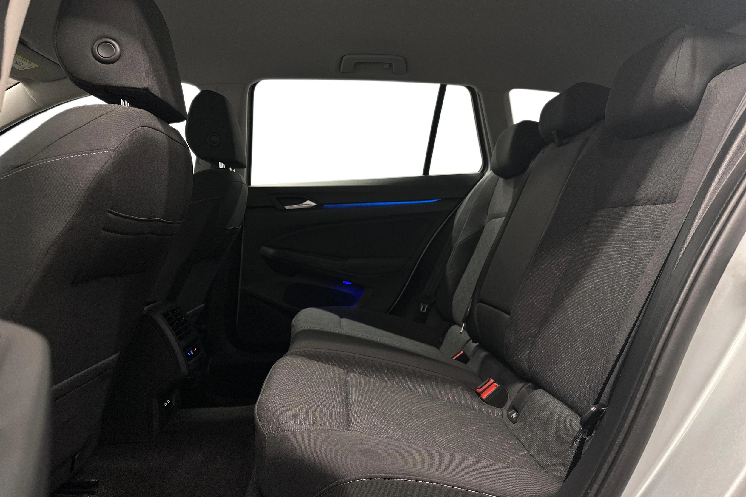 harmaa Volkswagen Golf 2024 kuva 8.