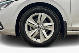 harmaa Volkswagen Golf 2024 kuva 9.
