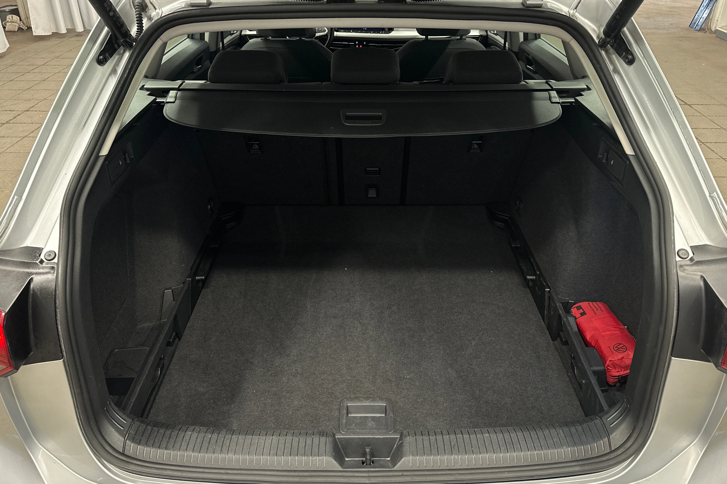 harmaa Volkswagen Golf 2024 kuva 11.