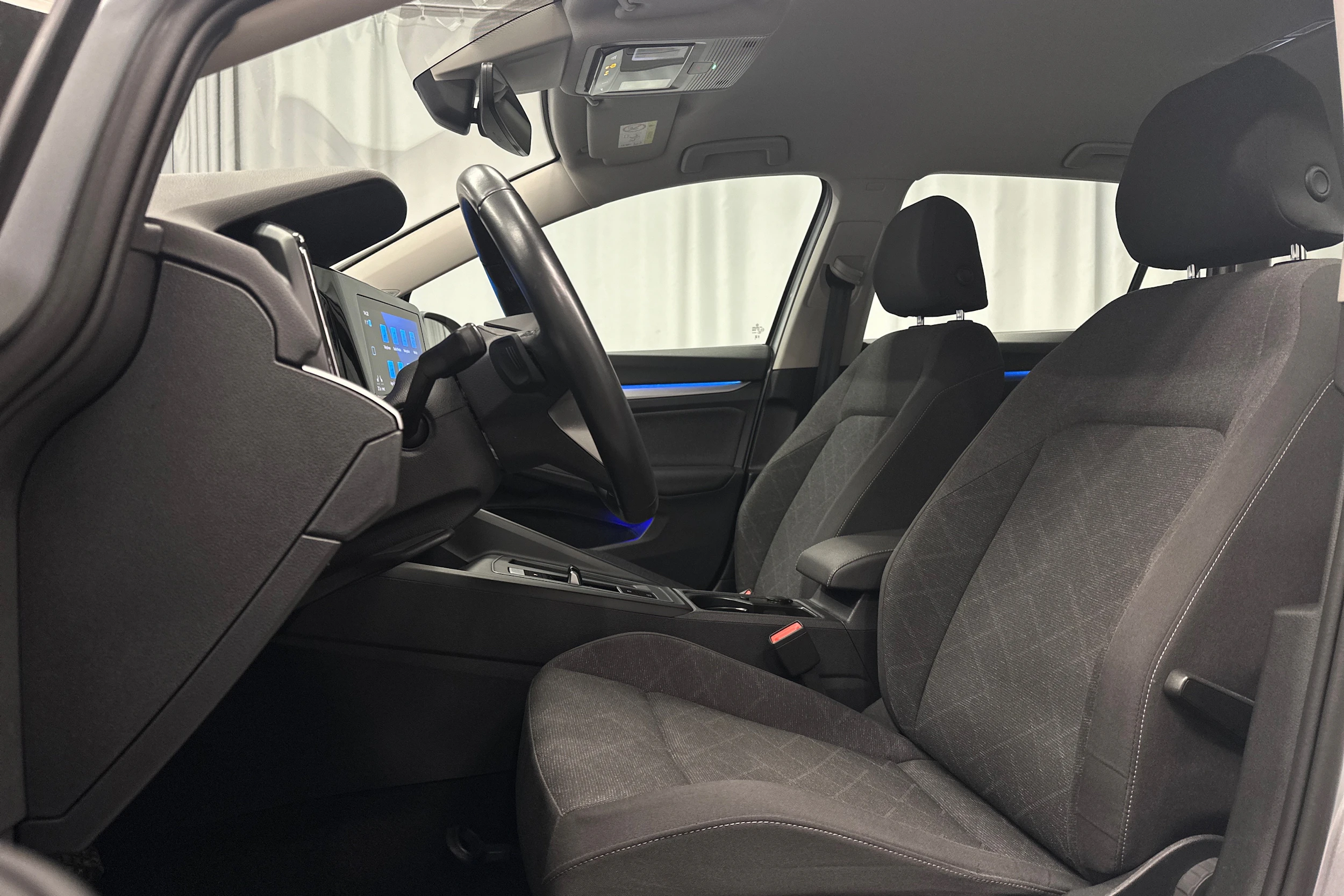 harmaa Volkswagen Golf 2024 kuva 14.