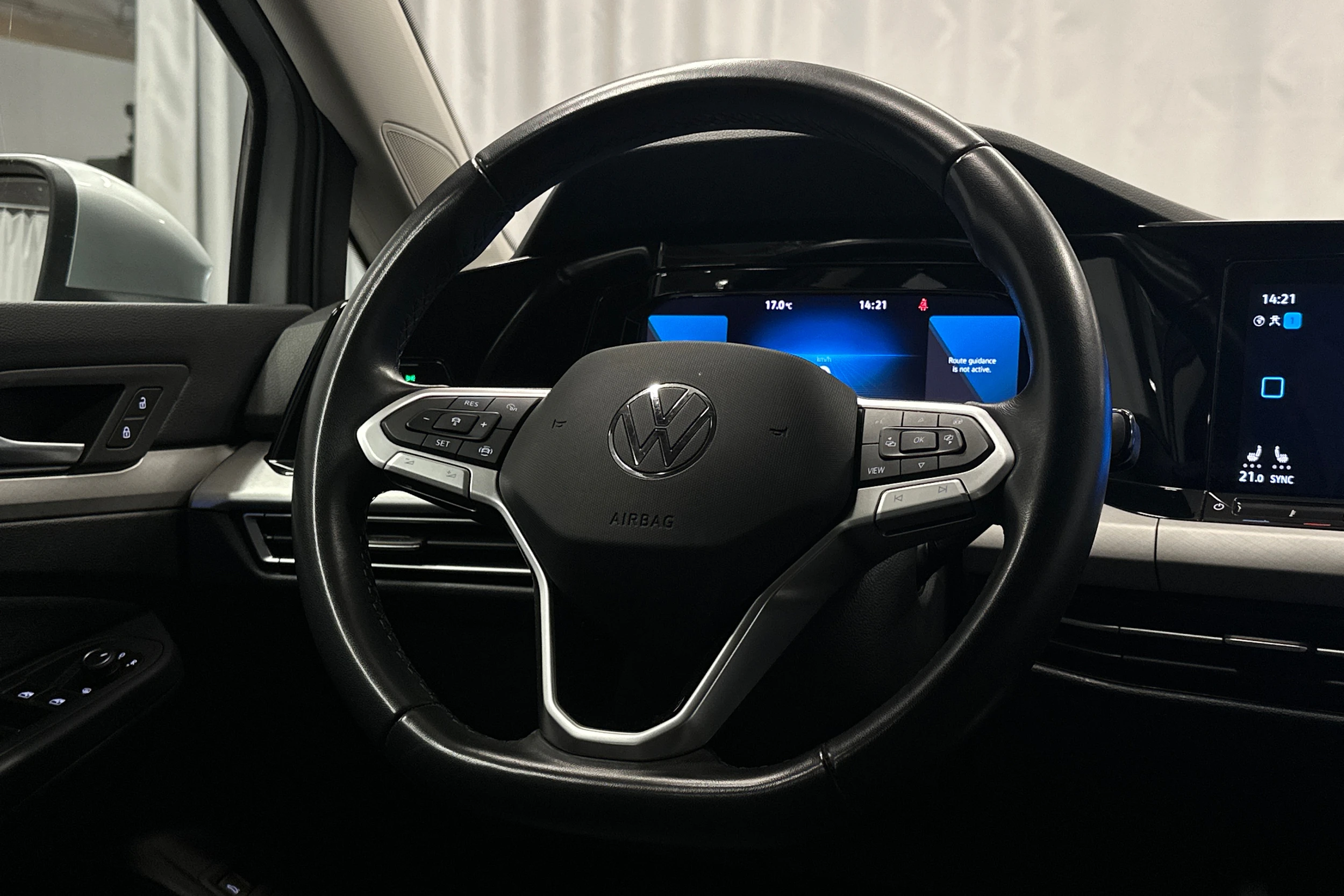 harmaa Volkswagen Golf 2024 kuva 15.