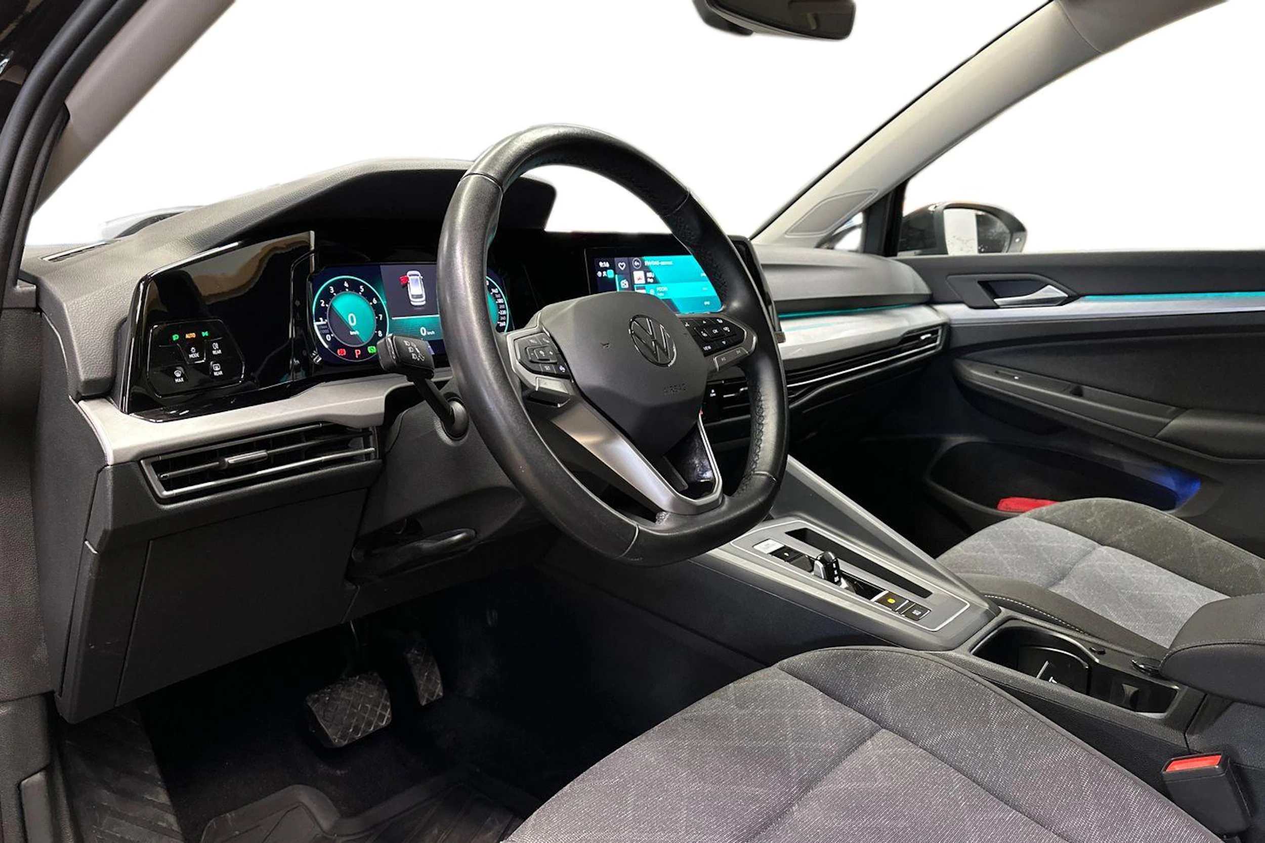 musta Volkswagen Golf 2024 kuva 8.