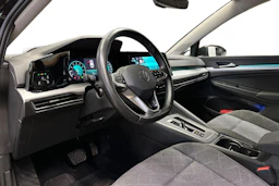 musta Volkswagen Golf 2024 kuva 8.