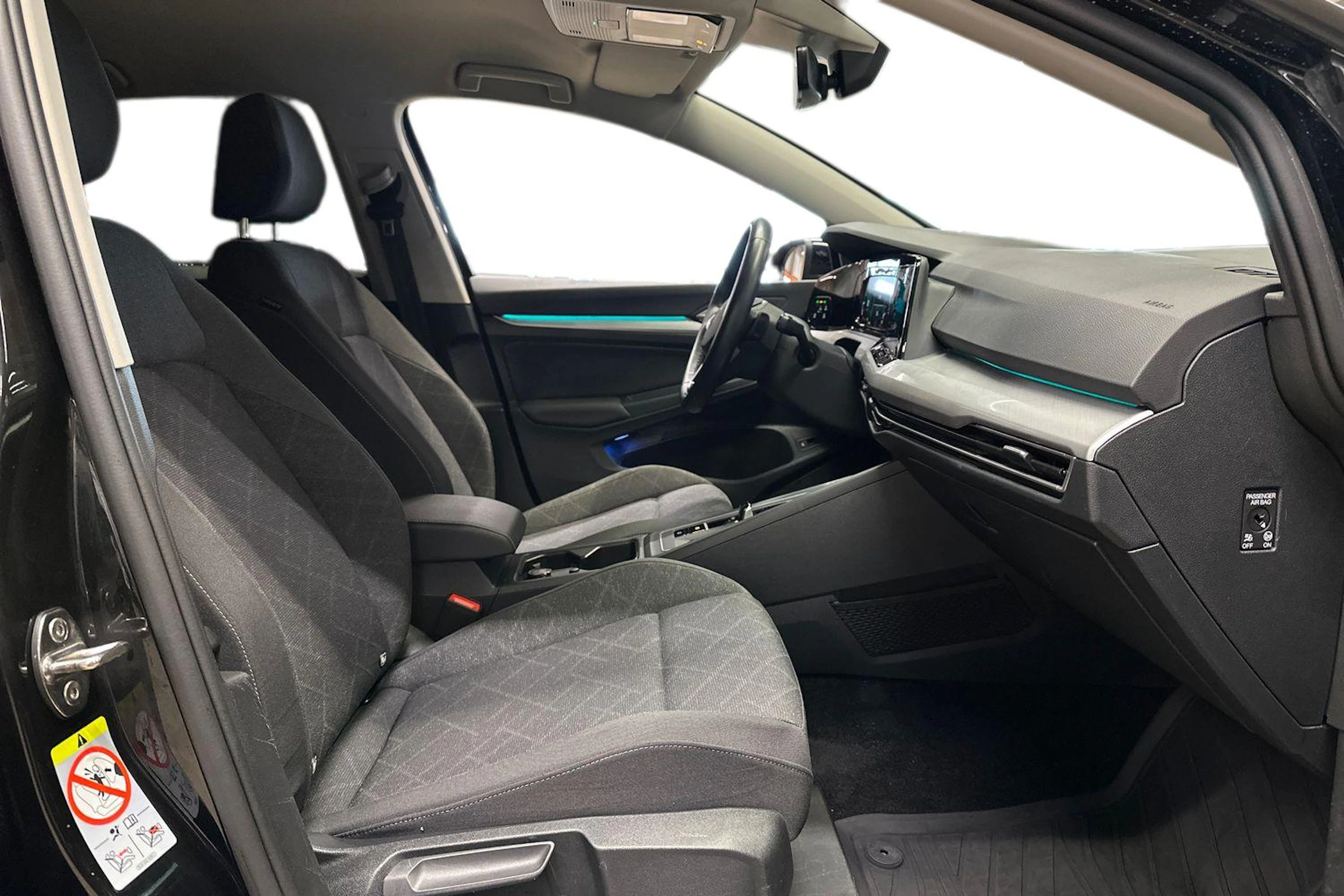 musta Volkswagen Golf 2024 kuva 12.