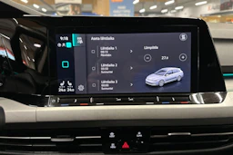 musta Volkswagen Golf 2024 kuva 16.