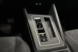 musta Volkswagen Golf 2024 kuva 20.