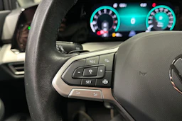 musta Volkswagen Golf 2024 kuva 23.