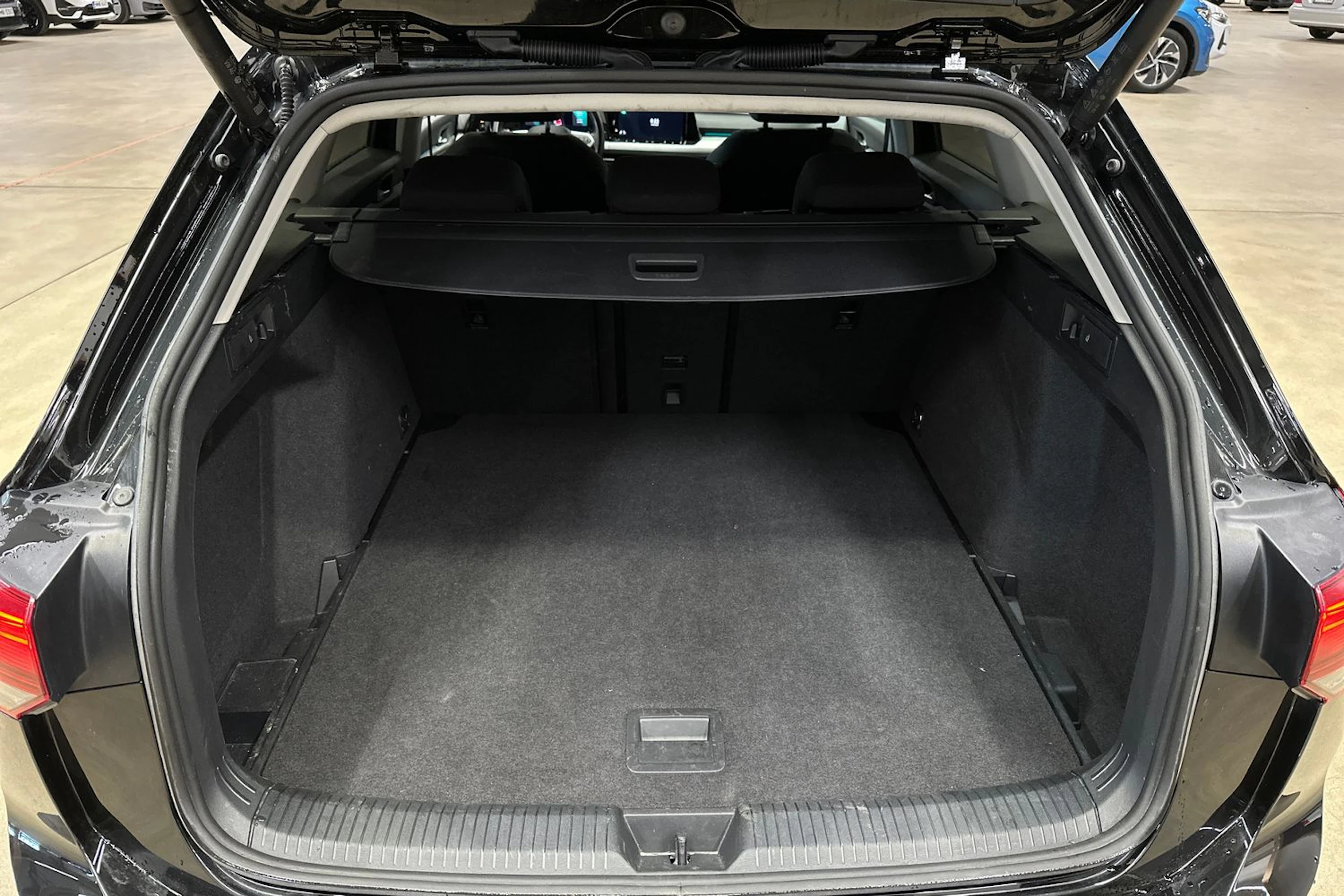 musta Volkswagen Golf 2024 kuva 27.