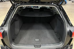 musta Volkswagen Golf 2024 kuva 27.