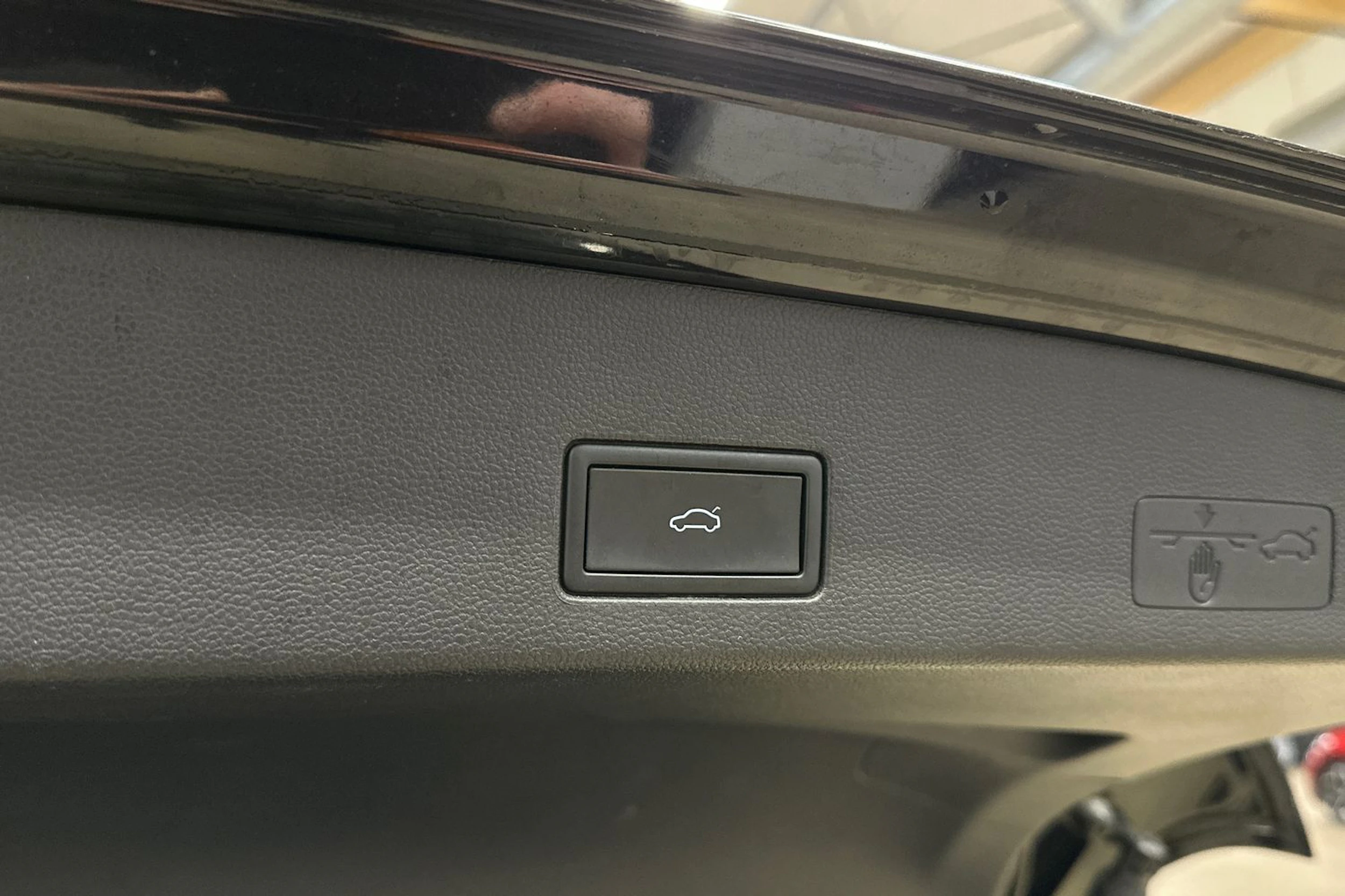 musta Volkswagen Golf 2024 kuva 28.