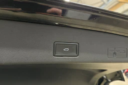 musta Volkswagen Golf 2024 kuva 28.