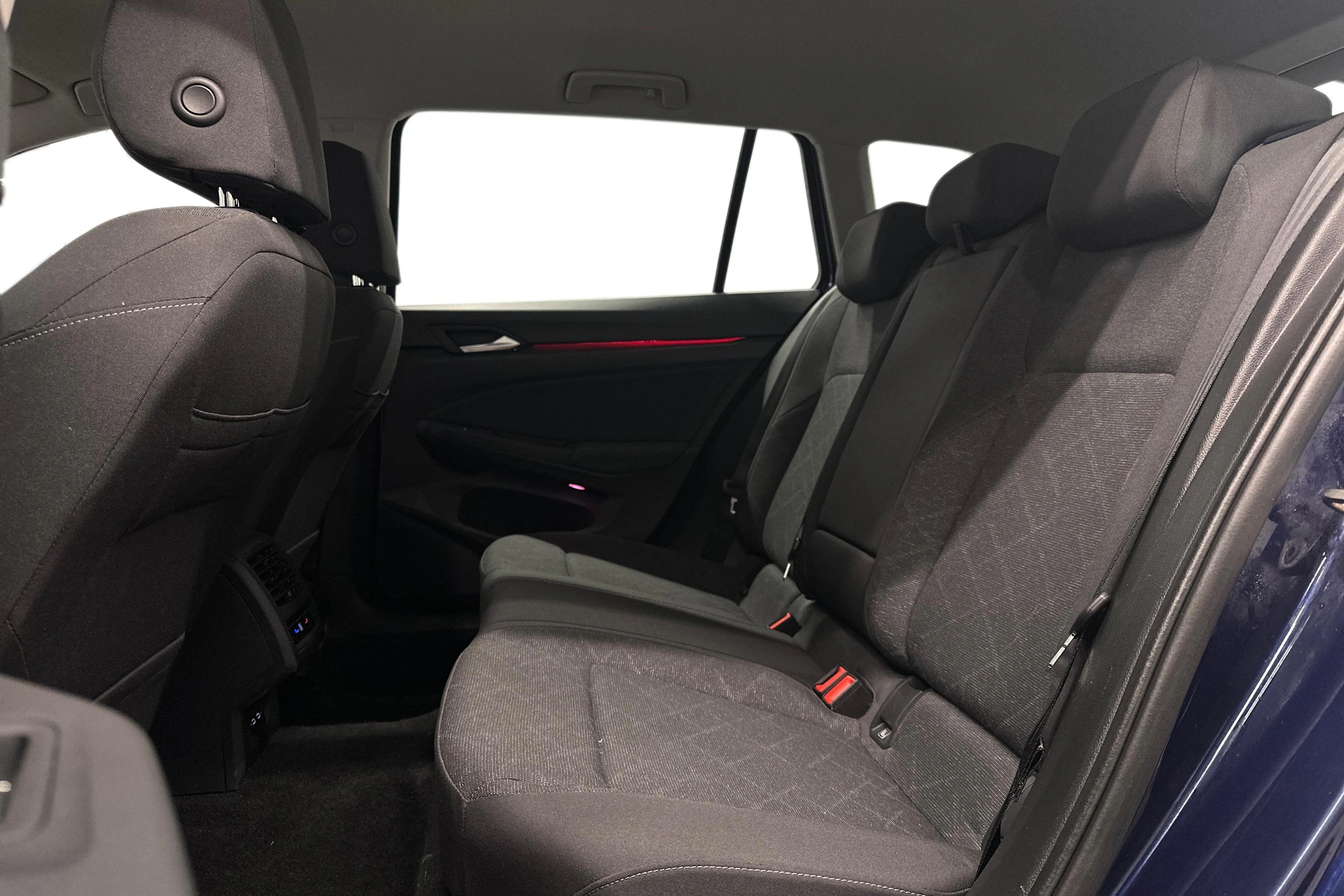 sininen Volkswagen Golf 2024 kuva 8.