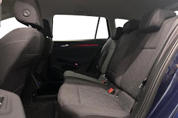 sininen Volkswagen Golf 2024 kuva 8.
