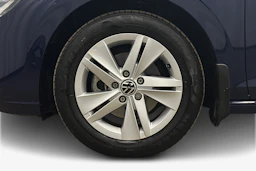 sininen Volkswagen Golf 2024 kuva 9.