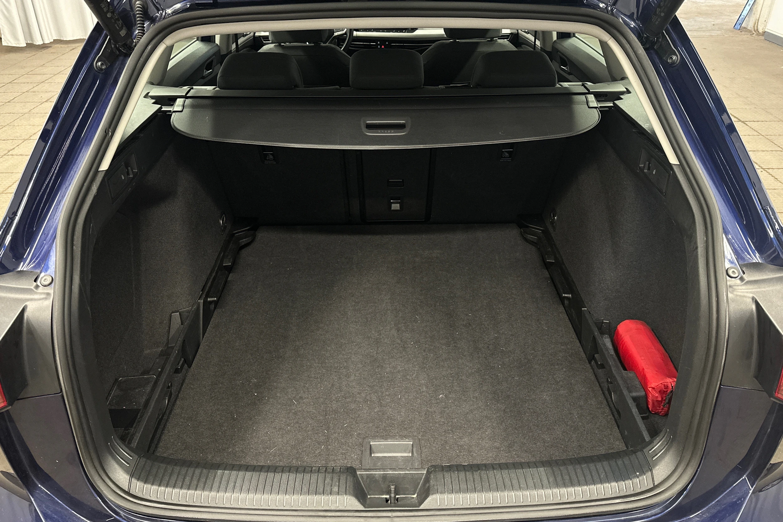 sininen Volkswagen Golf 2024 kuva 11.
