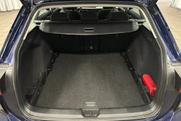 sininen Volkswagen Golf 2024 kuva 11.