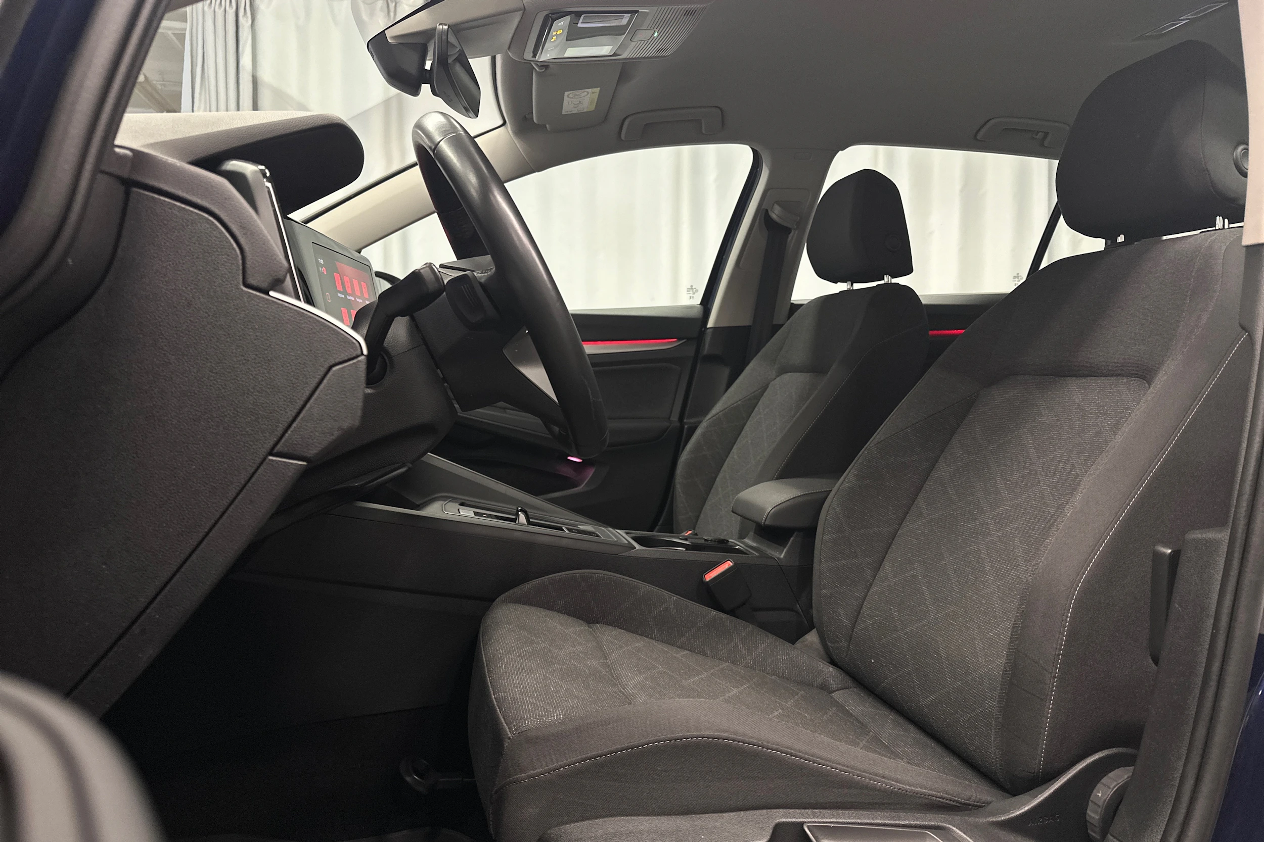 sininen Volkswagen Golf 2024 kuva 14.