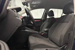 sininen Volkswagen Golf 2024 kuva 14.