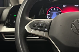 sininen Volkswagen Golf 2024 kuva 16.