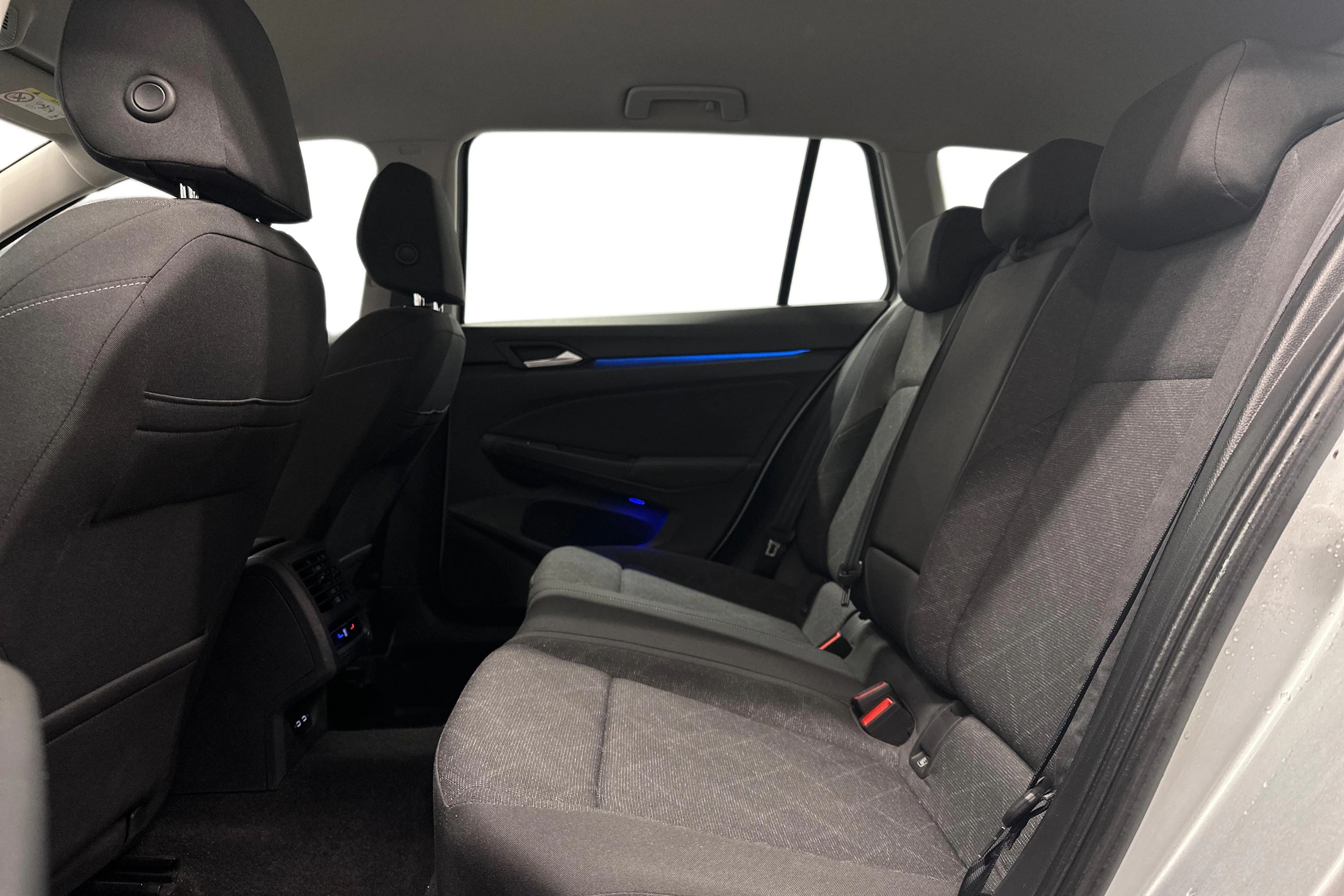 harmaa Volkswagen Golf 2024 kuva 8.
