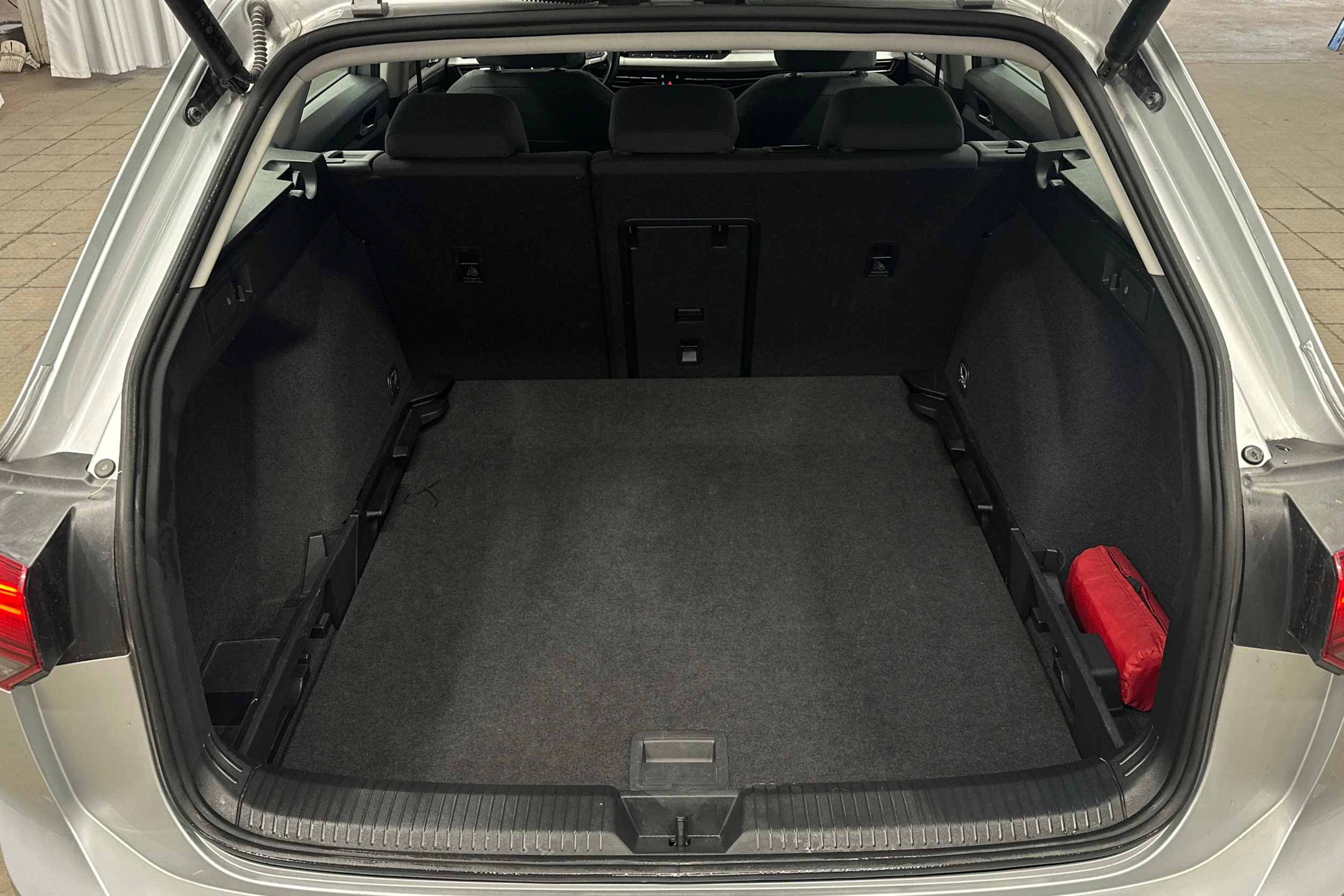 harmaa Volkswagen Golf 2024 kuva 11.