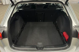 harmaa Volkswagen Golf 2024 kuva 11.