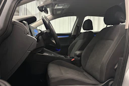 harmaa Volkswagen Golf 2024 kuva 14.