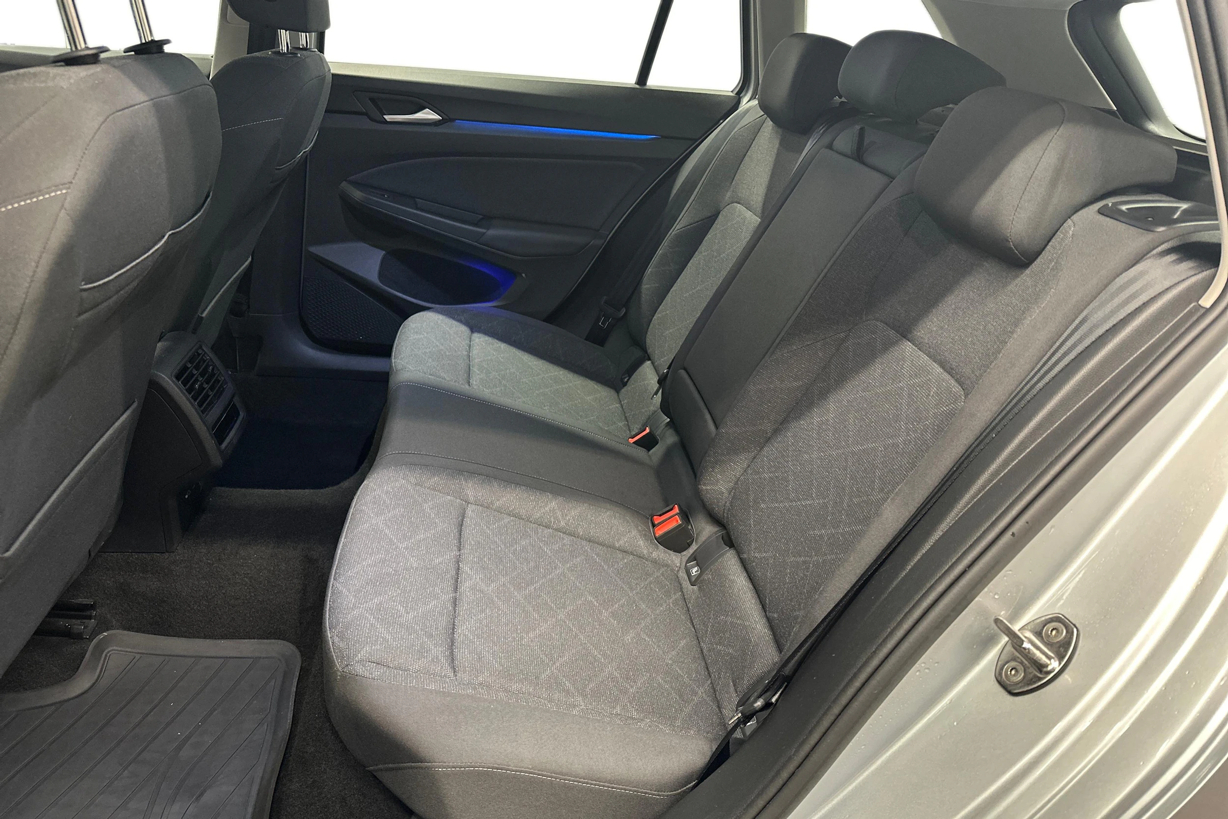 harmaa Volkswagen Golf 2024 kuva 8.