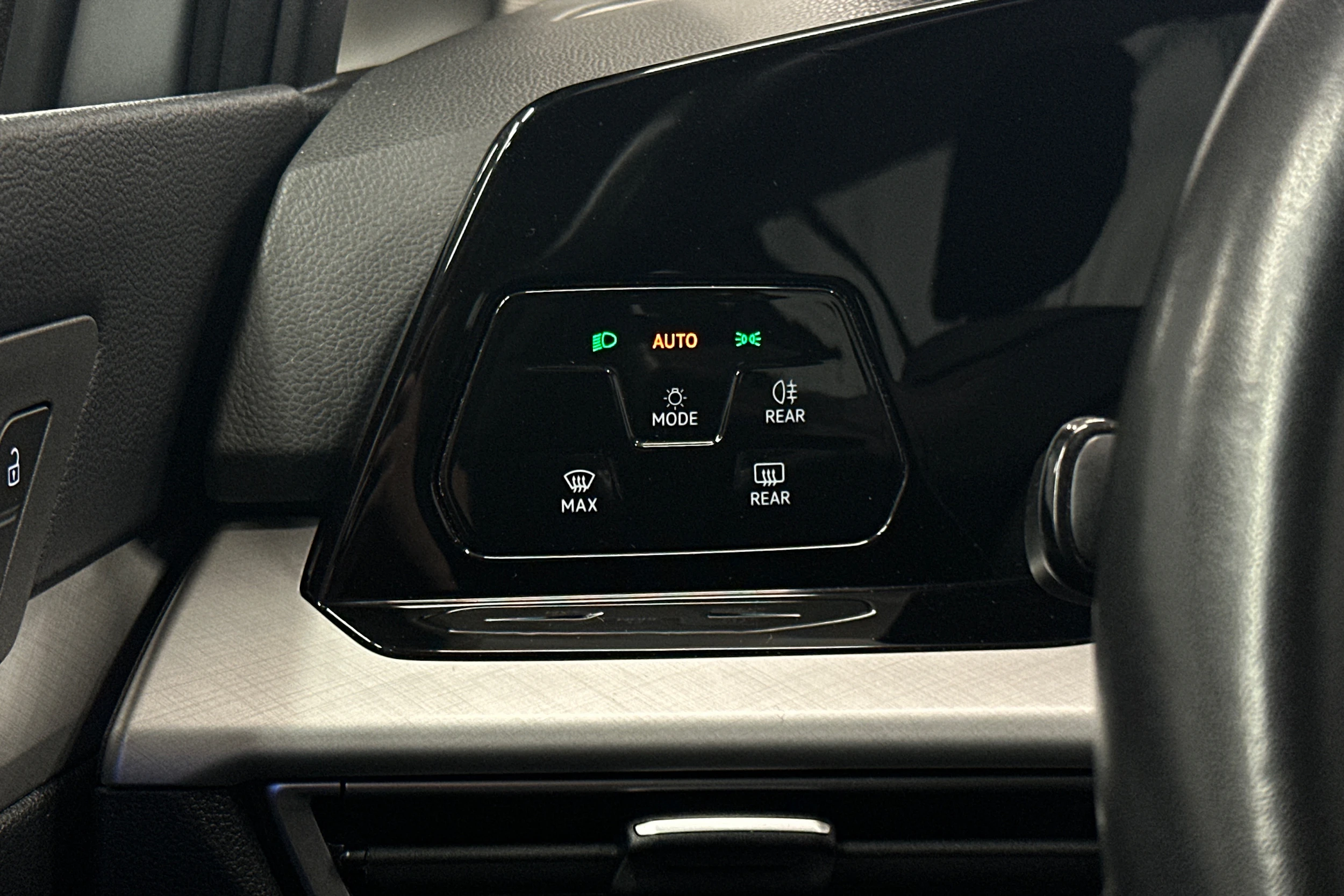 harmaa Volkswagen Golf 2024 kuva 15.