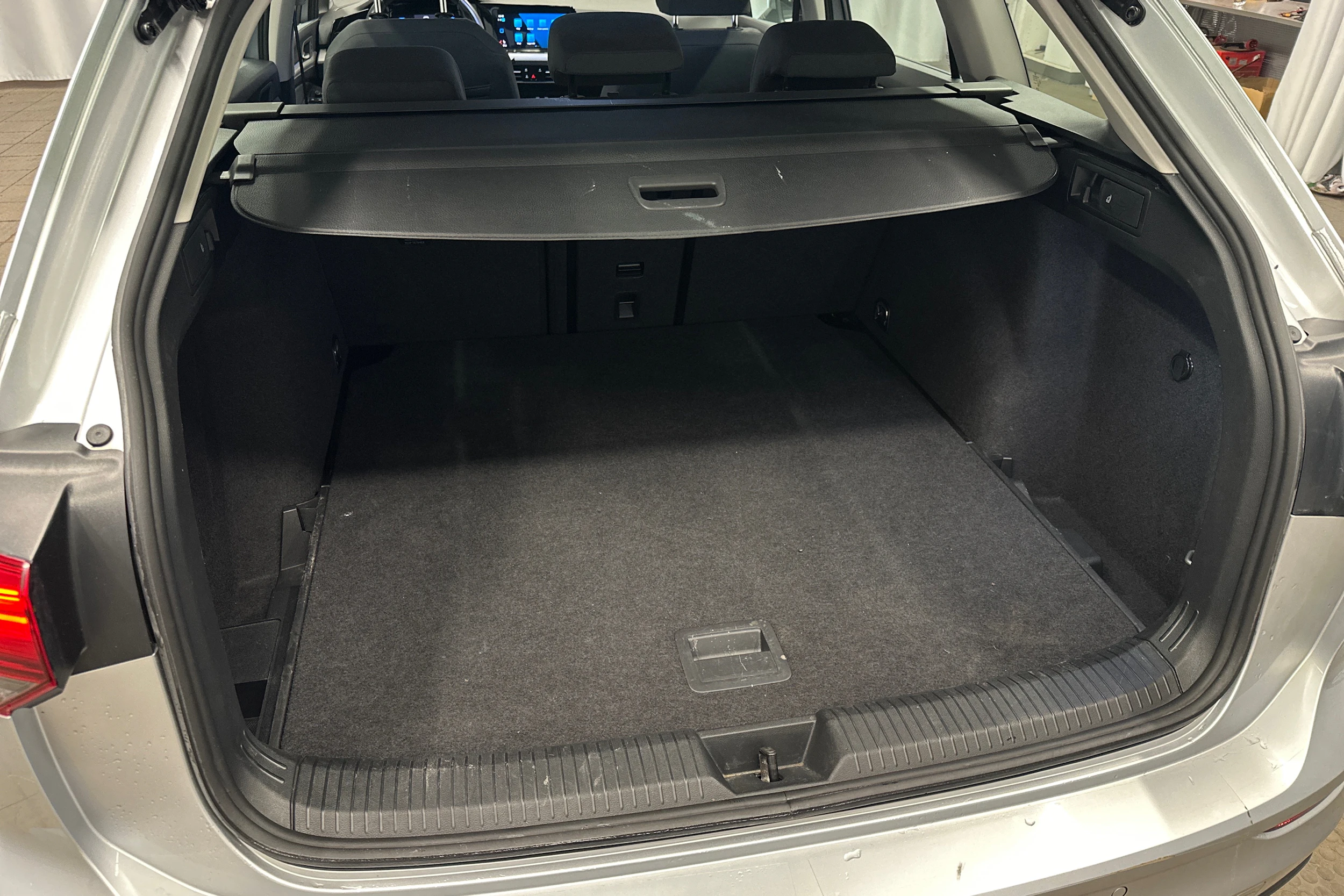 harmaa Volkswagen Golf 2024 kuva 31.