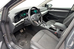 harmaa Volkswagen Golf 2024 kuva 8.