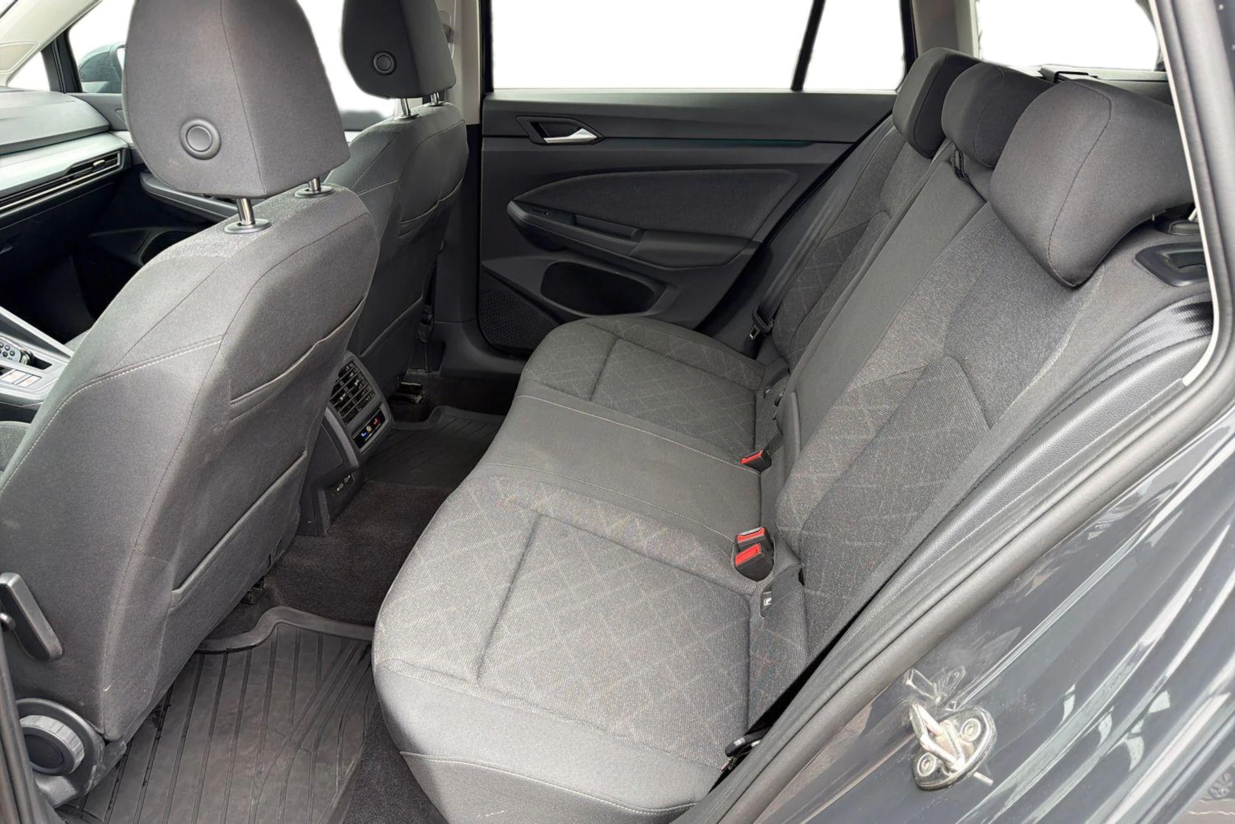 harmaa Volkswagen Golf 2024 kuva 11.