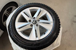 harmaa Volkswagen Golf 2024 kuva 13.