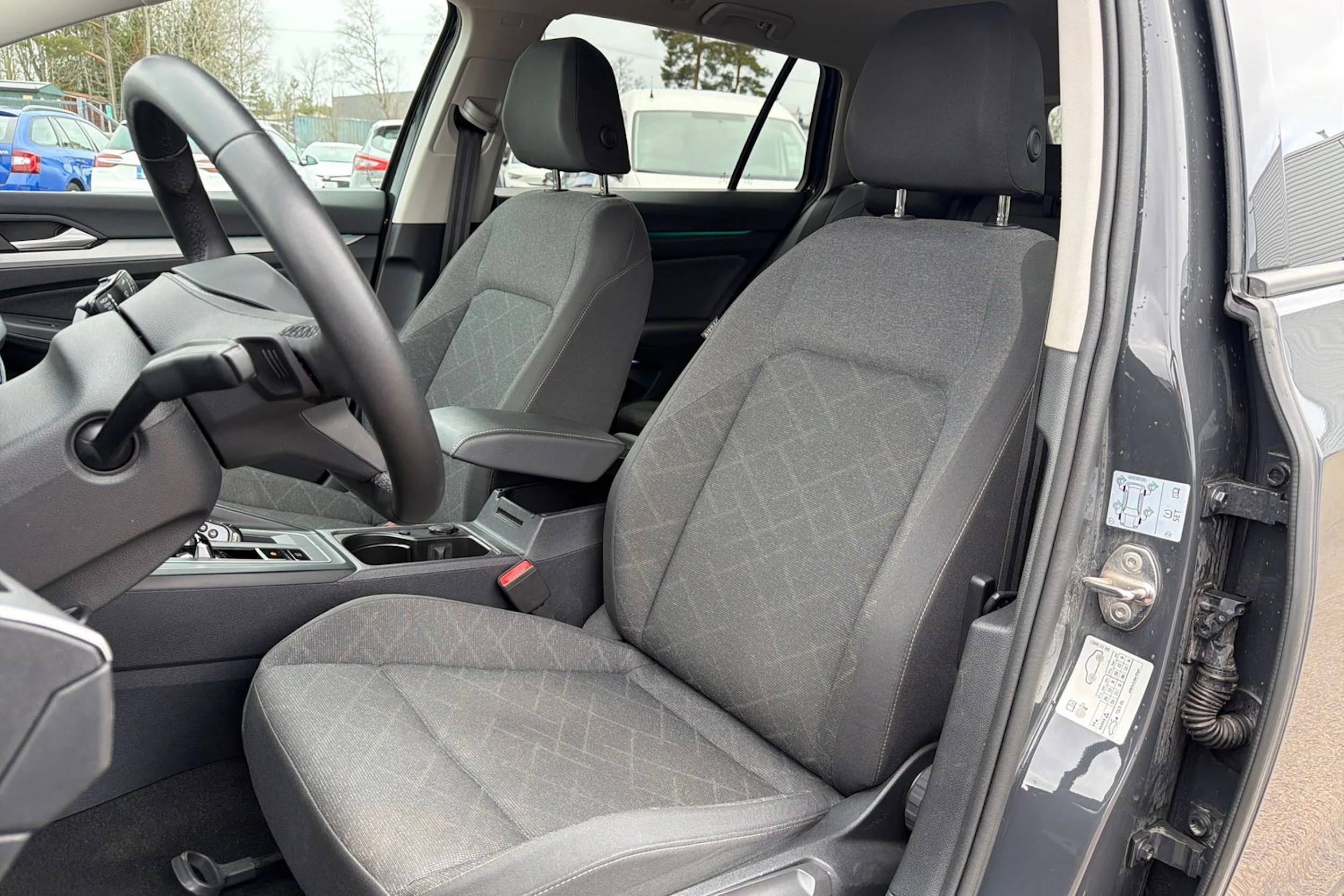 harmaa Volkswagen Golf 2024 kuva 16.