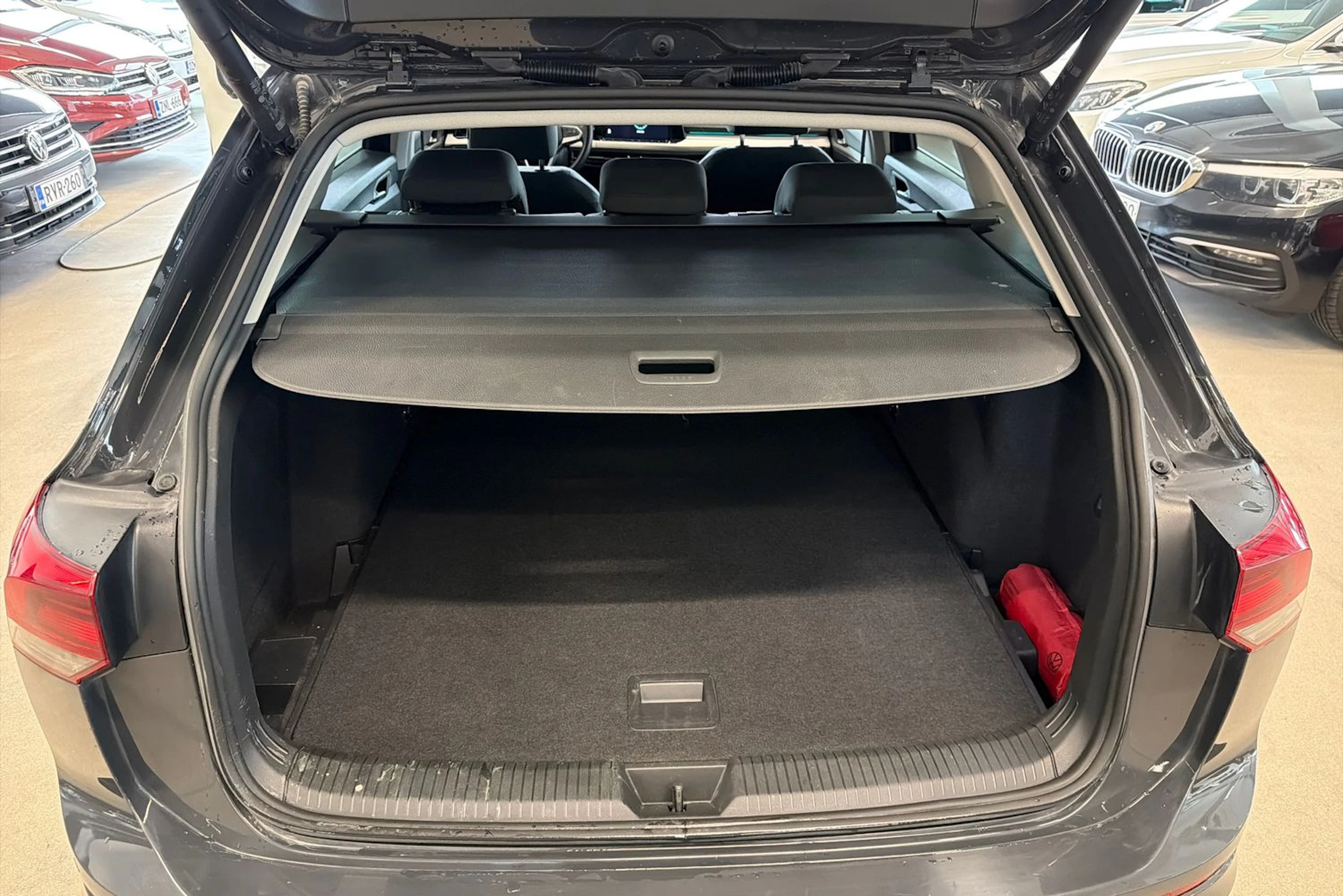 harmaa Volkswagen Golf 2024 kuva 17.